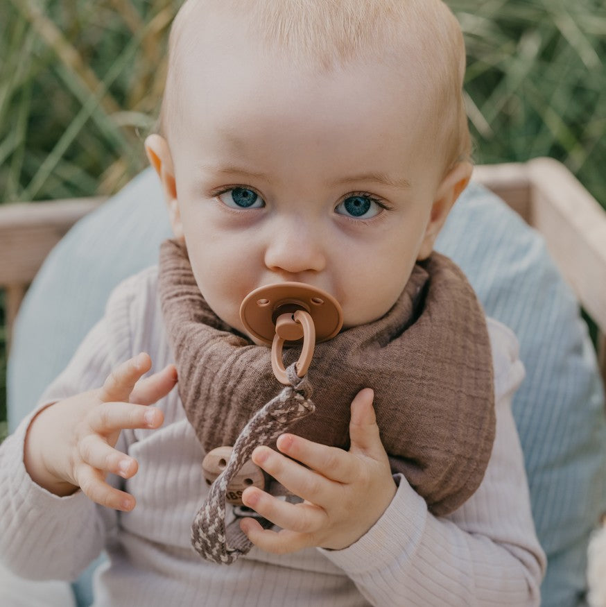 BIBS Pacifier Clip Dark Oak / Vanilla ONE SIZE (Min. of 2 PK , multiples of 2 PK)