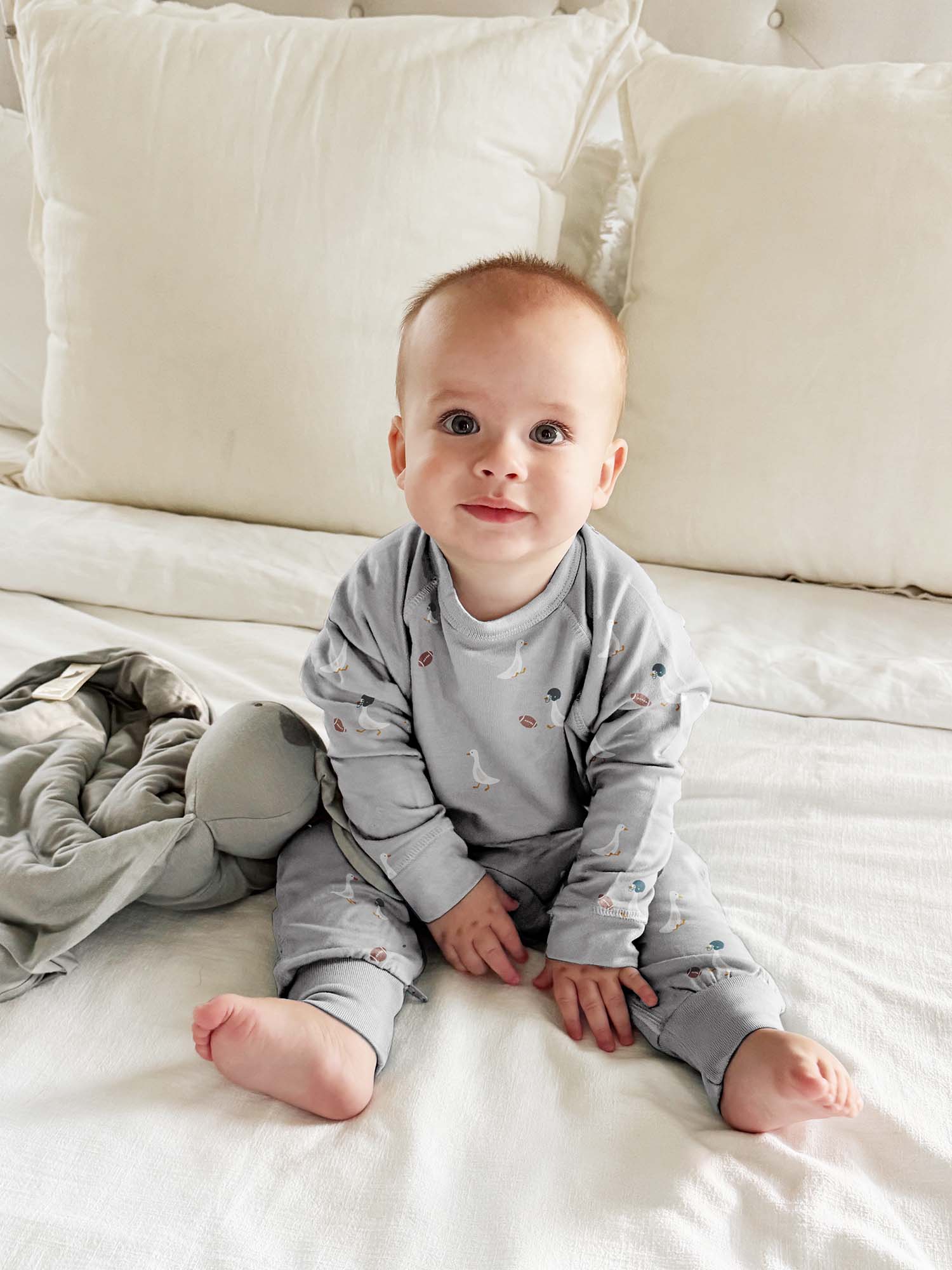 günamüna Fleece Sweatsuit Football Goose (Min. of 2, multiples of 2)