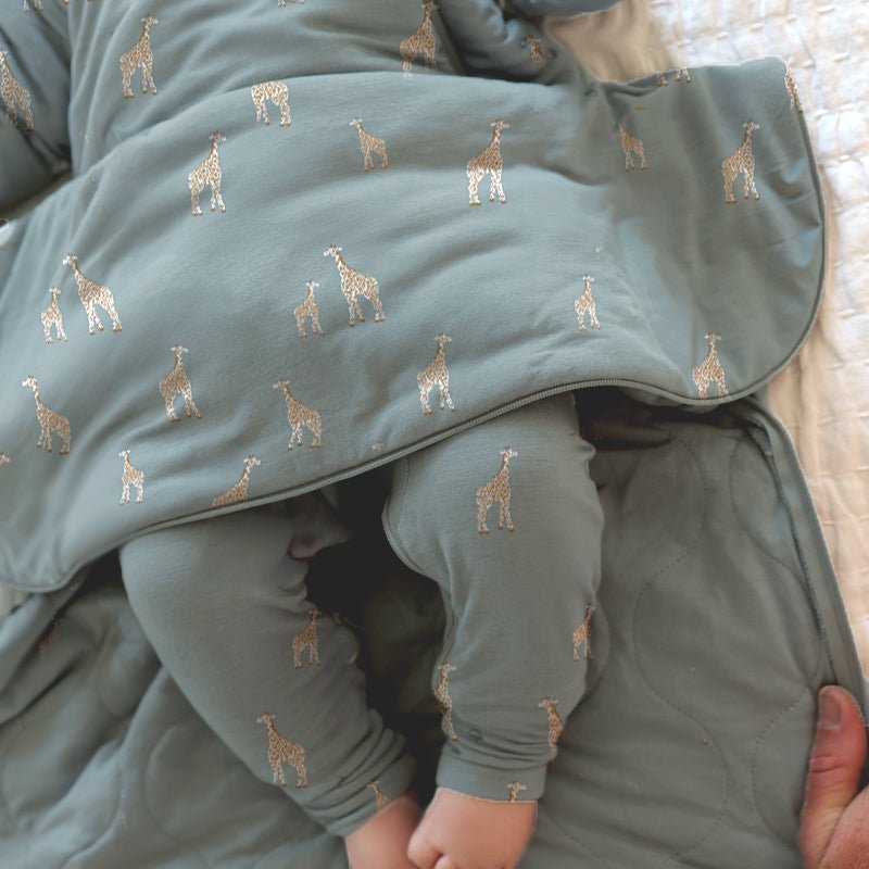 günamüna LONG Sleeve Sleep Sack Duvet Bamboo Giraffe Moss 2.5 TOG (Min of 2, multiples of 2) - MAIGHAN DISTRIBUTION CANADA