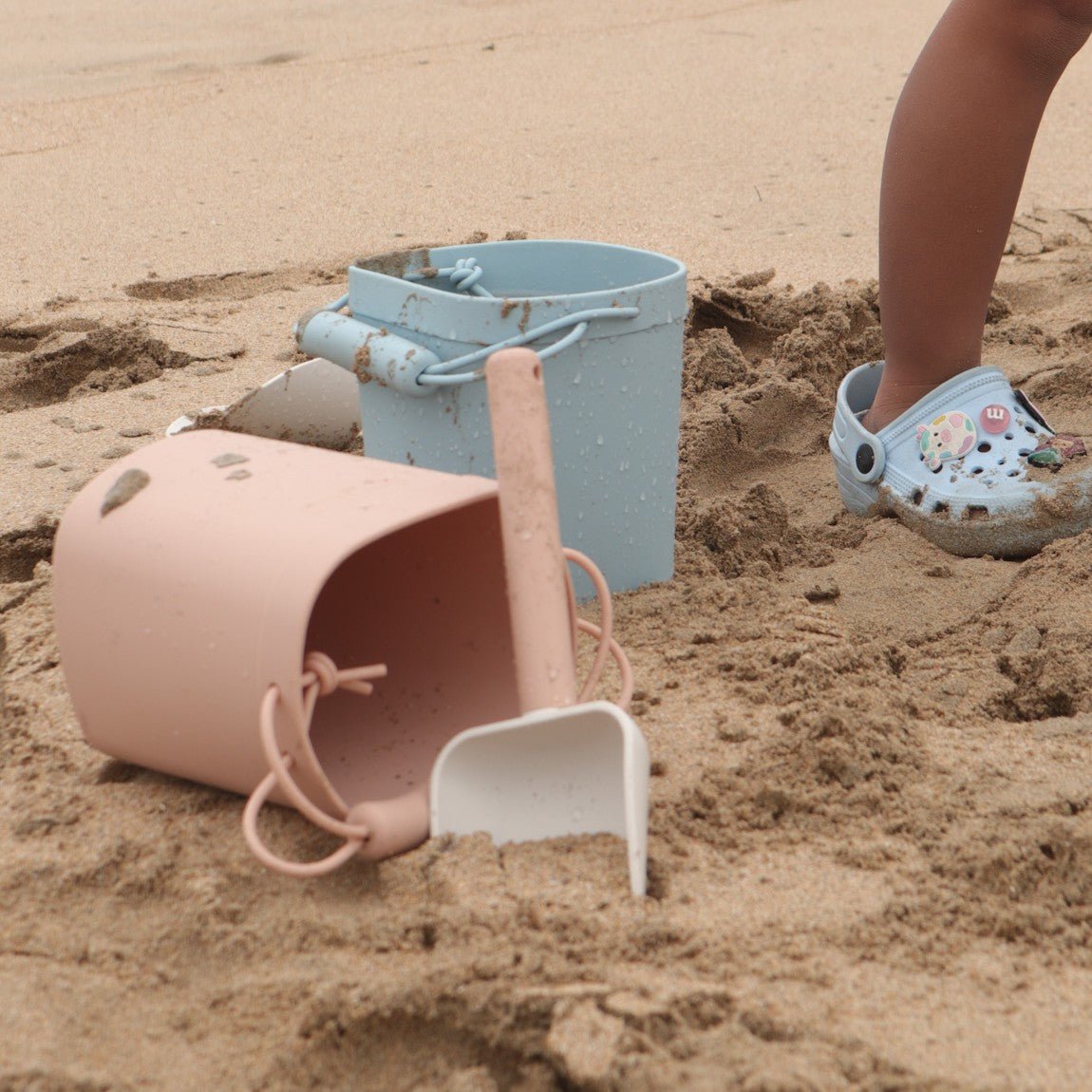 noüka Silicone Bucket & Shovel - Lily Blue (Sold in Case of 2, Qty of 1=2 products) - MAIGHAN DISTRIBUTION CANADA