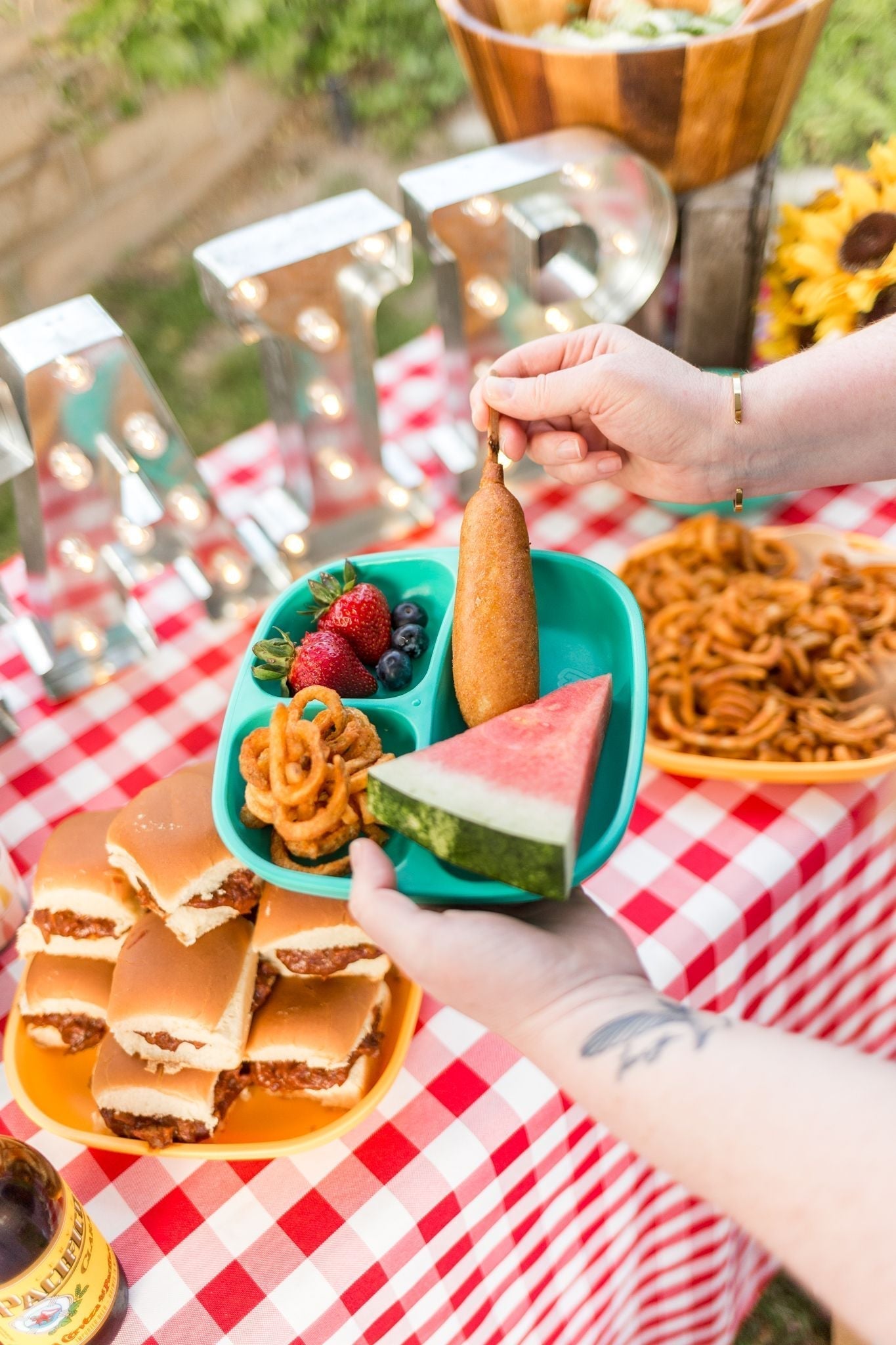 Re - play 3 PK Packaged Divided Plates, Ice Pink, White, Mint (Min. of 2 PK, Multiples of 2 PK) - MAIGHAN DISTRIBUTION CANADA