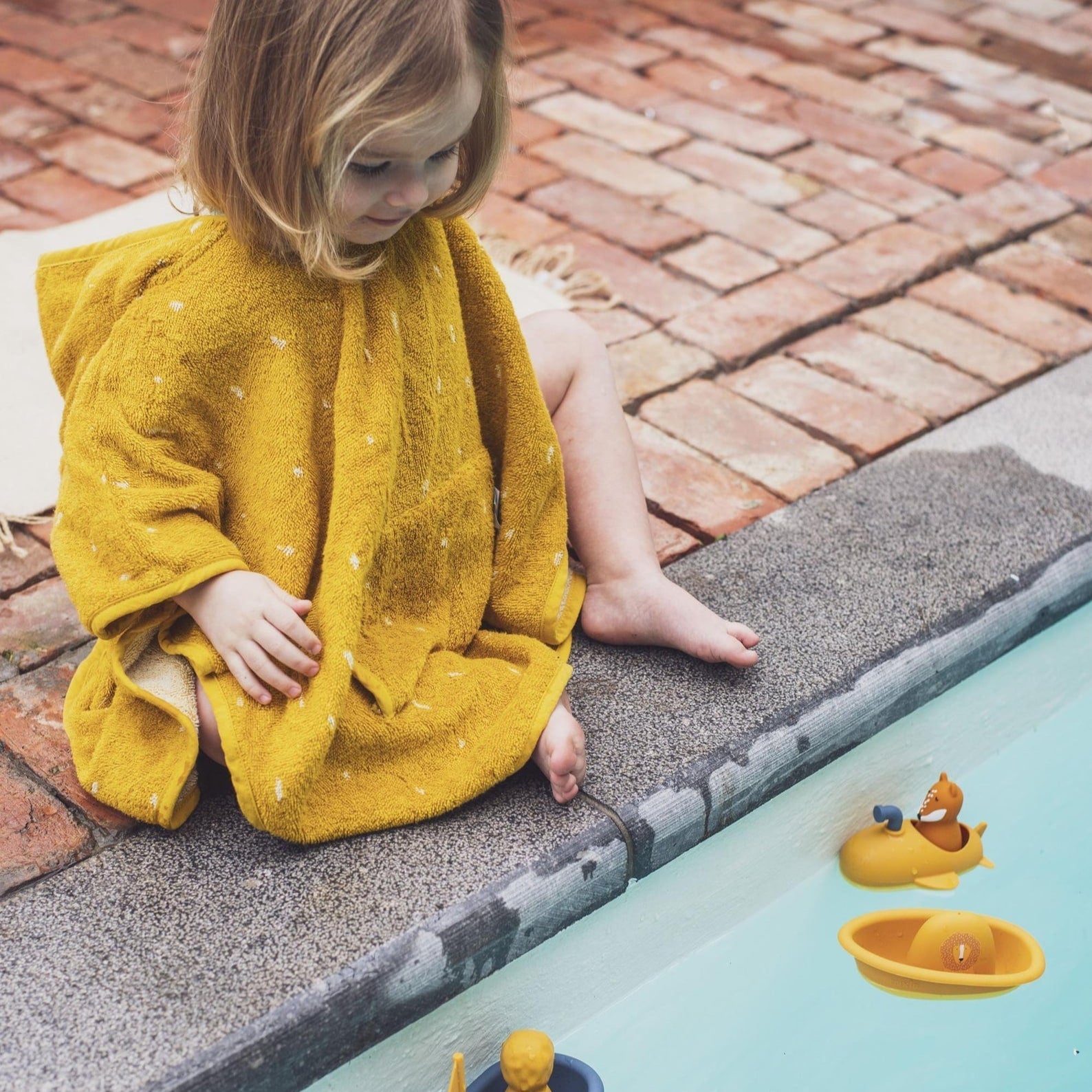 Trixie Bath toy submarine - Mr. Fox (Min. of 2 PK, multiples of 2 PK) - MAIGHAN DISTRIBUTION CANADA