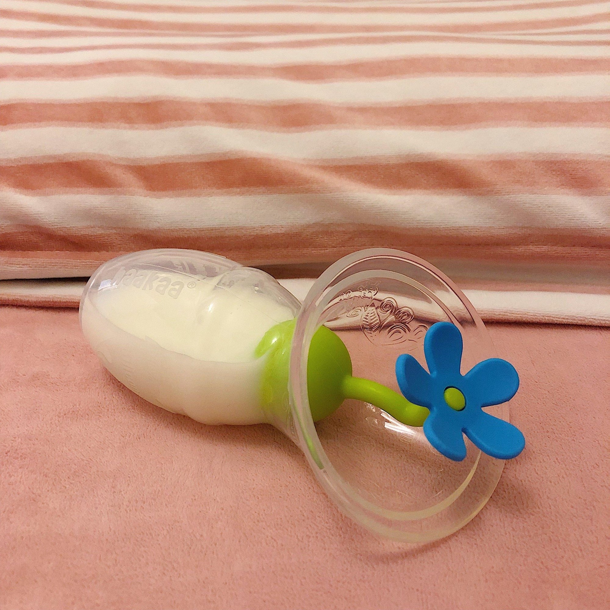 Haakaa Breast Pump Flower Stopper Blue(Min. of 2 , multiples of 2) - MAIGHAN DISTRIBUTION CANADA